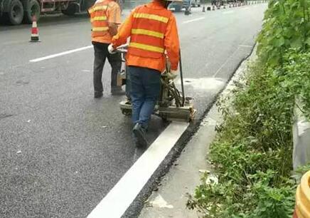 小知識：道路標(biāo)線漆有底漆和固化劑嗎？