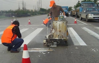 道路中間三種顏色標線：白色、黃色和藍色 各有什么左右